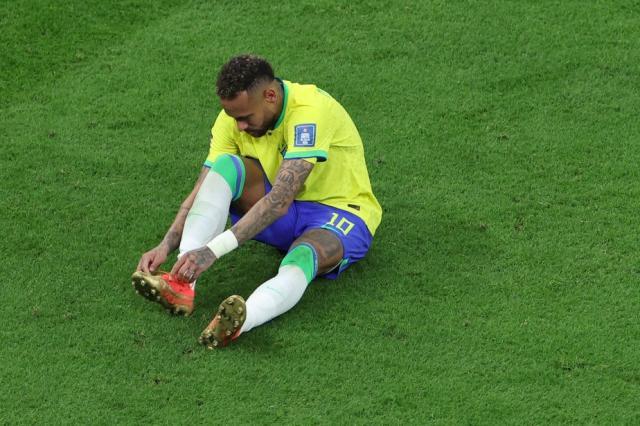 1669339590324031221.jpg 101295150-brazils-forward-10-neymar-sits-on-the-ground-during-the-qatar-2022-world-cup-group-g-foo.jpg